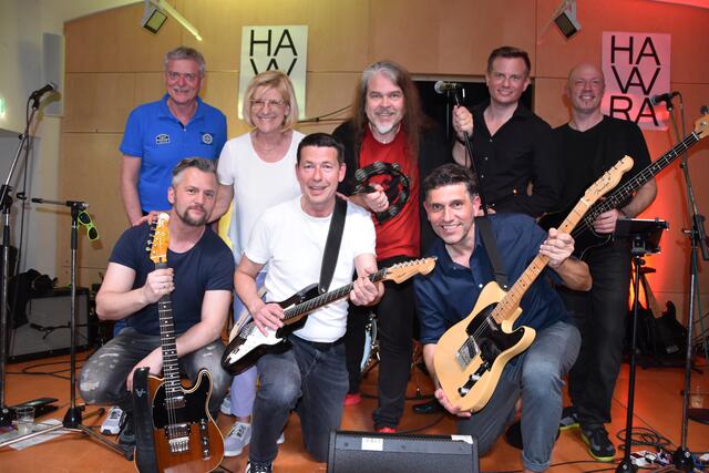 Die Hawara mit Band und Sponsoren