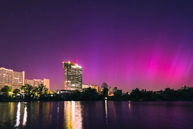 Die X-Userin @Vertigohyeah hat dieses Foto der Polarlichter in Wien geschossen. | Foto: @Vertigohyeah/Twitter/zVg