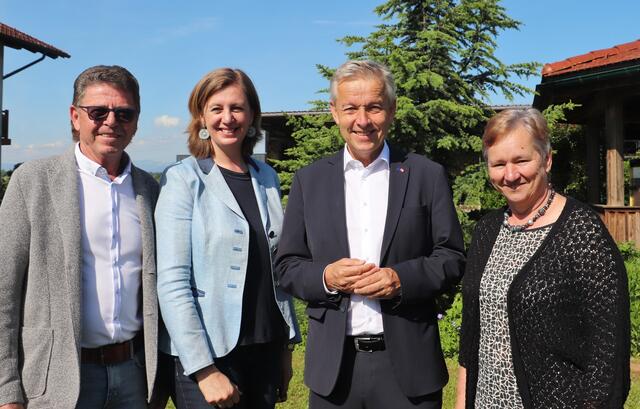 Reinhold Lopatka mit den Bartholomäern GK Franz Moritz, LR Barbara Eibinger-Miedl und Gemeindebäuerin Hermi Schlatzer | Foto: Edith Ertl