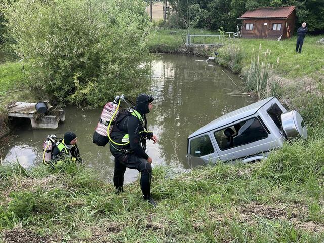 Freitagnachmittag stürzte ein 81-jähriger Pkw-Lenker mit seinem Fahrzeug in einen Teich in Thal.  | Foto: FF Steinberg-Rohrbach/Facebook