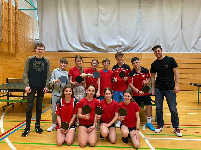 Die Nachwuchs-Spieler:innen des TTV Raiba Neustift mit Trainern Michael Hofer und Michael Müller