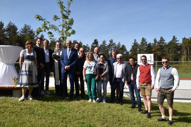 Bgm. Heidi Profeta, LH Anton Mattle, Pfarrer Jörg Schlechl, Bgm. Markus Freimüller (Fritzens), Bgm. Florian Gartlacher (Terfens), sowie zahlreiche Gemeinderäte kamen zur Eröffnung des neuen Sportplatzes. | Foto: Kendlbacher