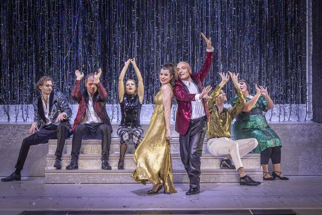 Sind nicht nur zuletzt in der Italo Disco ganz auf Bella Italia eingestellt: Florian Granzner, Stefan Riedl, Ulrike Lasta, Greta Marcolongo, Pasquale di Filippo, Andrea De Majo und Petra Alexandra Pippan. | Foto: Birgit Gufler