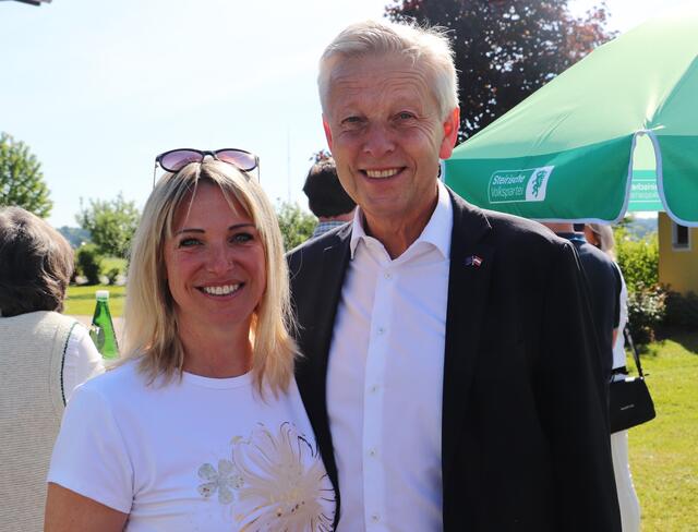 Obfrau der VP-Frauen Werndorf Claudia Haubenhofer mit Reinhold Lopatka | Foto: Edith Ertl