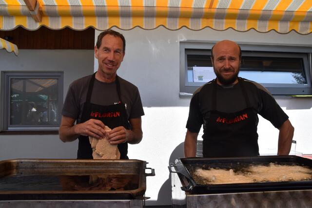 Werner und Hans-Peter von den Spekbacher Schützen Gnadenwald kümmerten sich um das leibliche Wohl. | Foto: Kendlbacher