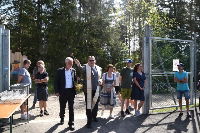 Pfarrer Jörg Schlechl gab seinen Segen. | Foto: Kendlbacher