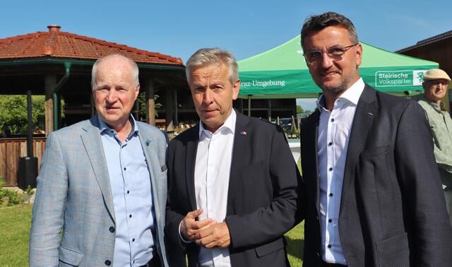 Reinhold Lopatka mit den Bürgermeistern Bernhard Liebmann/Laßnitzhöhe und Franz Knauhs/St. Marein | Foto: Edith Ertl