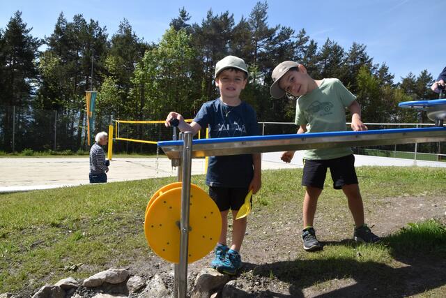 Xaver und Clemens testeten das Wasserspiel am neuen Sportplatz. | Foto: Kendlbacher