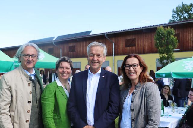 VP-Spitzenkandidat für die EU-Wahl Dr. Reinhold Lopatka mit Tanja Venier und Thals Vzbgm. Gerhild Langmann  | Foto: Edith Ertl