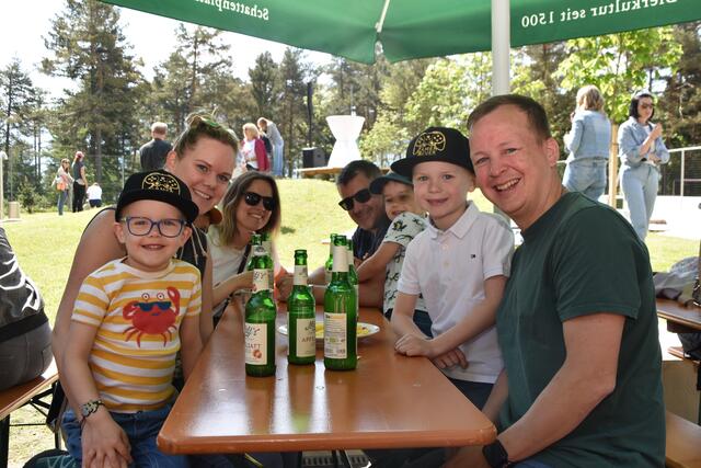 Familie Erhart und Familie Leitner sind vom neuen Treffpunkt begeistert. | Foto: Kendlbacher