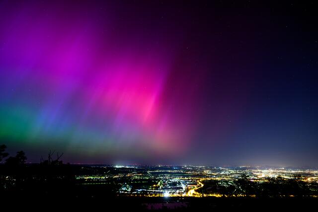 Über Wien waren in der Nacht auf 11. Mai Polarlichter zu sehen. | Foto: MAX SLOVENCIK / APA / picturedesk.com 