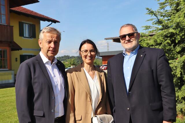 Reinhold Lopatka mit Kalsdorfs GR Fabienne Hatzl und Gemeindevorstand Gerhard Herunter | Foto: Edith Ertl