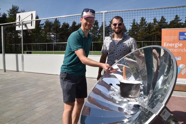 Gerald und Philipp vom Energieausschuss zeigten Interessierten, was man mit Hilfe der Sonne noch so machen kann.  | Foto: Kendlbacher