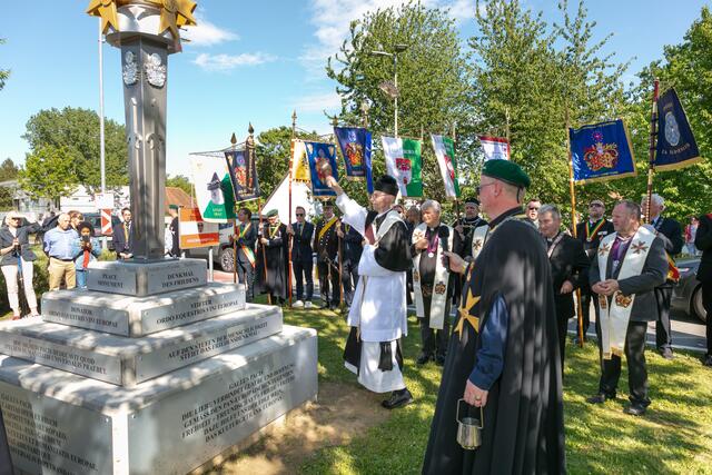Die offizielle Segnung der Friedensstatue | Foto: Schleich Bad Radkersburg