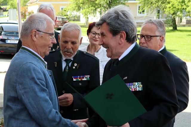 ÖKB-Obmann Franz Hopfgartner gratuliert
