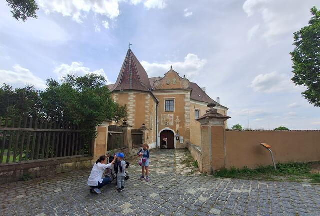 Schloss Drosendorf
Das Schloss wurde an der östlichen Ecke des Stadtgebietes angelegt, um die ungeschützte Seite des Umlaufberges verteidigen zu können.   Das Schloss besteht aus vier dreigeschoßigen Flügeln, die einen viereckigen Innenhof bilden. Das Schloss beherbergt auch eine Kapelle, die 1681 barockisiert wurde. Die heutige Form des Schlosses erhielt es nach einem Brand im Jahr 1694, als das gesamt Gebäude abbrannte.