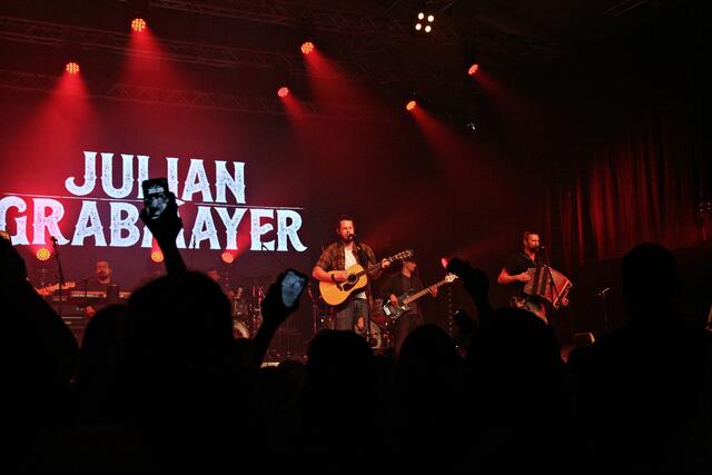 Bodenständig und voller Energie lieferte Julian Grabmayer mit Band das Vorprogramm zu Chris Steger.