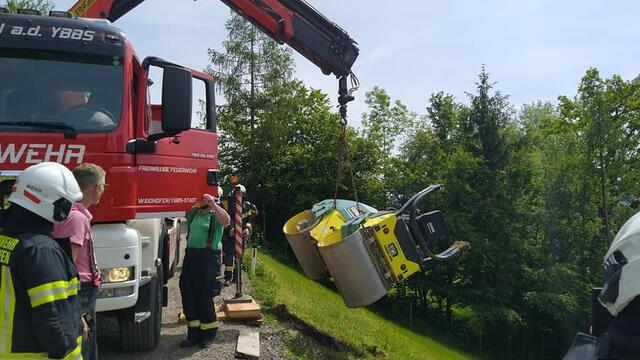 Die Walze wurde mit dem Kran geborgen. | Foto: Bfkdo / FF Sonntagberg