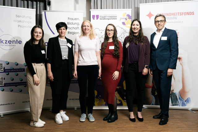 Beim Filmabend: Laura Schutte (Gesundheitsfonds Steiermark), Astrid Kniendl (Geschäftsführerin und Leiterin der Frauen- und Mädchenberatungsstelle von "akzente" in Deutschlandsberg), Physiotherapeutin Nina Eller, Diätologin Ulrike Ehgartner, Laura Schnedl (Dachverband der Steirischen Frauen- und Mädchenberatungsstellen), Alexander Huber (Ärztlicher Leiter der Gynäkologischen und Geburtshilflichen Abteilung des LKH Weststeiermark in Deutschlandsberg). (v.l.) | Foto: Gesundheitsfonds/Sajovic und Scherr