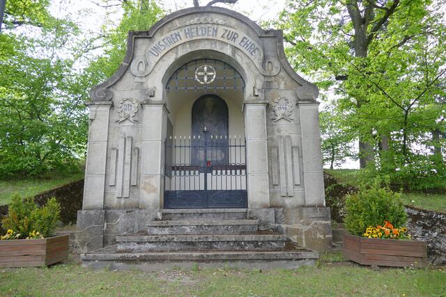 An der Horner Straße wurde eine Gedenkstätte für die im Ersten und Zweiten Weltkrieg gefallenen Soldaten eingerichtet.
