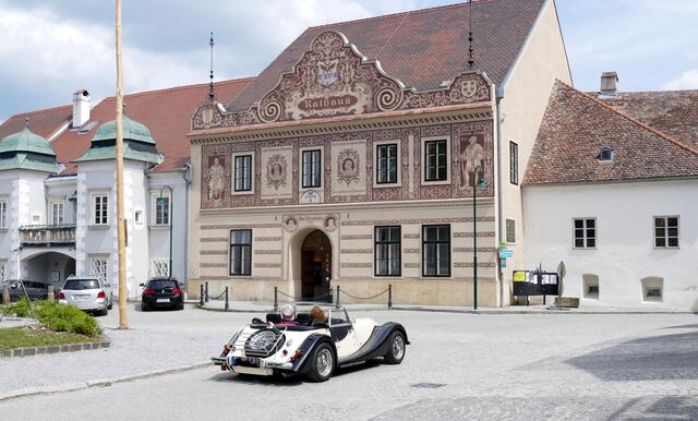Im Rathaus ist heute das Gemeindeamt untergebracht.

Das war nicht immer so.........

1542 wurde es vom Rat dem Besitzer der Hofmühle abgekauft. Das Dach trug einen Glockenturm, mit dessen Geläute die Ratsherren zu den Sitzungen gerufen wurden. Er verbrannte beim großen Brand 1846.

1933 wurde die Fassade von einem Maler aus Wien mit Sgraffitomalerei versehen (restauriert 1982 und 2008).

Die Abbildungen zwischen den Fenstern des 1. Stockes zeigen 

- Stefan von Maissau (Verteidiger gegen Ottokars Herr 1278)

- Bildnis des Hl. Martin, Schutzpatron der Stadtkirchen

- Ehrentafel für viele ungenannt gebliebene Bürger, die der Stadt im Lauf der Jahrhunderte gedient haben.

- Oswald von Eitzing, 1453, der sich bei der Errichtung der Martinskirche große Verdienste erwarb.

Rechts und links vom Tor sind der Stadtschreiber und der Nachtwächter abgebildet, über dem Tor das Stadtwappen mit dem Doppeladler (1560).

In der Einfahrt des Rathauses sind die Modelle der Ruine Kollmitz und des Schlosses Frain (Vranov) zu sehen. Das sind maßgetreue Anfertigungen vom Drosendorfer Spenglermeister Suchy in der 30iger Jahren.