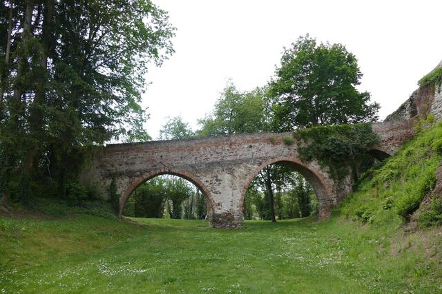 Das Schloss Drosendorf und die Stadtmauer verfügen über umfangreiche Vorwerke und drei Steinbogenbrücken. Eine davon führt vom Schloss aus in die Stadt, zwei weitere über den Stadtgraben