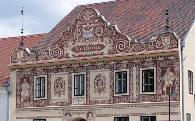 Das Rathaus wurde 1542 von der Stadt erworben. Es verfügt über einen Putzvolutengiebel, Sgraffiti von August Hoffmann aus den 1930er-Jahren und ein reliefiertes Stadtwappen. Im kreuzgratgewölbten Obergeschoß befindet sich eine Eisenplattentüre aus dem 17. Jahrhundert.