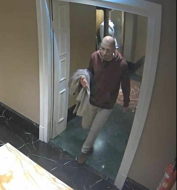 Ein bislang unbekannter Mann soll am 10. März zwei Gemälde gestohlen haben. | Foto: Landespolizeidirektion Wien