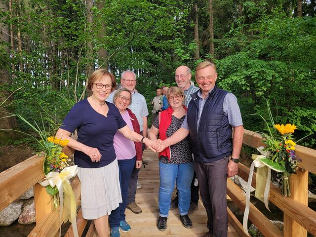 Bürgermeisterin Maria Achathaler und Amtskollege Karl Schneckenleitner mit den Grundbesitzern Hermine und Ewald Renöckl und Rosi und Fred Artelsmair