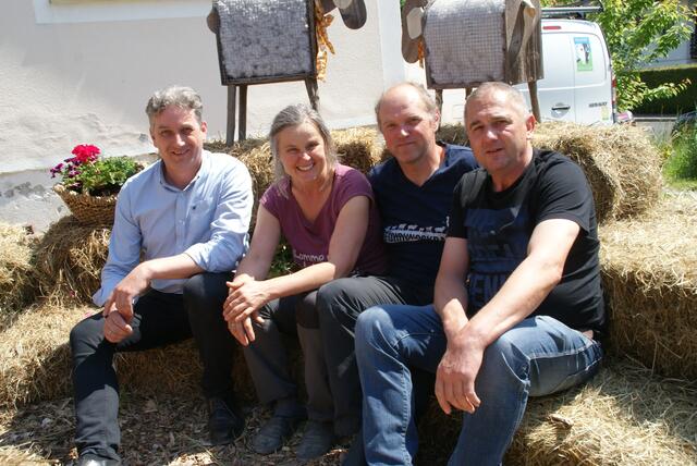 Vizebürgermeister Siegfried Niederer, Monika Holzer-Weilharter, Robert Weilharter und Ortsvorsteher Wolfgang Wildling. | Foto: Anna Maria Kaufmann