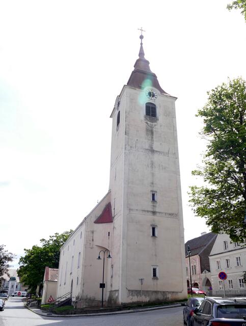 Die Stadtkirche wurde 1461 - 1464 im gotischen Stil an Stelle einer hölzernen Kapelle erbaut. Sie ist dem Hl. Martin geweiht. Der Hochaltar und die Kanzel sind barock, ebenso die Seitenaltäre und die Kreuzwegbilder. Der rechte Seitenalter zeigt die Hl. Mutter Anna. Links ist der Hl. Antonius von Padua abgebildet, er hilft, Verlorenes wiederzufinden. Die Statue des Hl. Martin auf dem Hochaltar stammt aus der Zeit um 1900. 