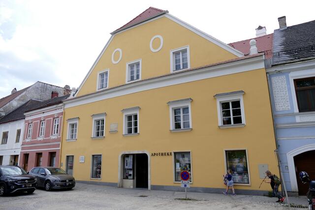 Das Apothekerhaus (früher Regentenhaus genannt) diente von 1633 bis 1666 als Wintersitz der Abte von Geras. Der fünfachsige Bau verfügt über einen Schopfwalmgiebel mit profiliertem Gesims und über Fensterrahmungen mit geraden Verdachungen aus dem 17. Jahrhundert. Der Flur ist tonnengewölbt, im Obergeschoß ist ein Kreuzgratgewölbe zu sehen.