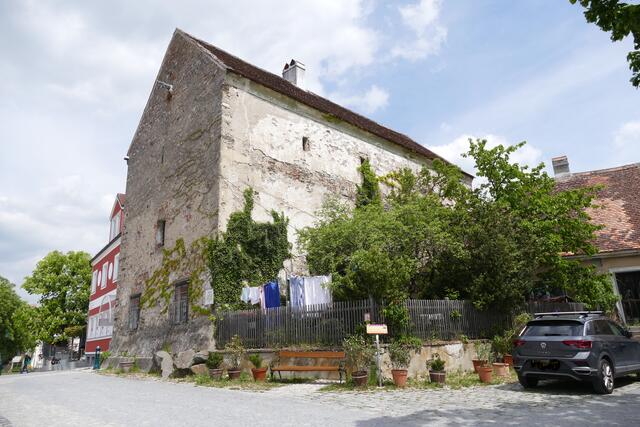 Auf dem Schlossplatz befindet sich das sogenannte Stockkastl. Es war das älteste "feste Haus" mit romantischer Kapelle. Es überragt alle Gebäude der Stadt. Ursprünglich als Schüttkasten verwendet, diente es ab Anfang des 18. Jahrhunderts als Gefängnis. Im ersten Stock befinden sich noch die Zellen mit den kleinen Gitterfenstern und den eisenbeschlagenen Bohlentüren.
Das Stockkastl befindet sich heute in Privatbesitz.