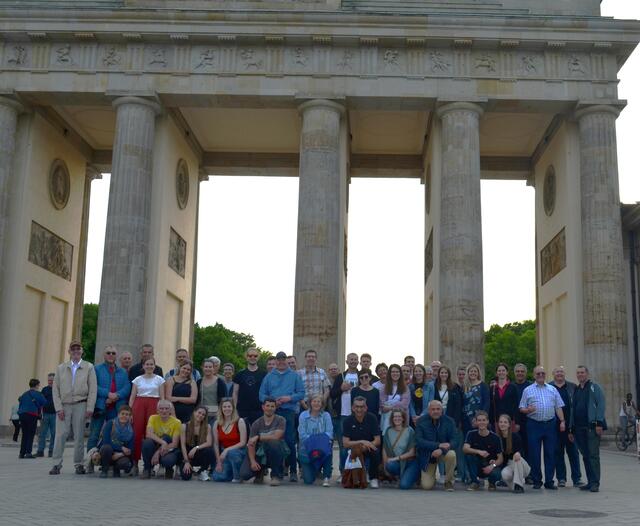 Stadtkapelle Mistelbach bei Stadtführung vor Brandenburger Tor.

  | Foto: Stadtkapelle Mistelbach