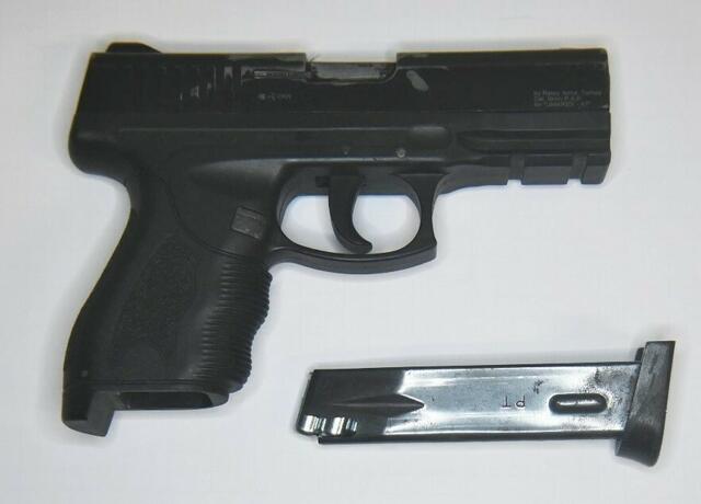 Mit dieser Schreckschusspistole bedrohte ein 17-Jähriger drei auf der Parkbank sitzenden Männer. | Foto: LPD Wien