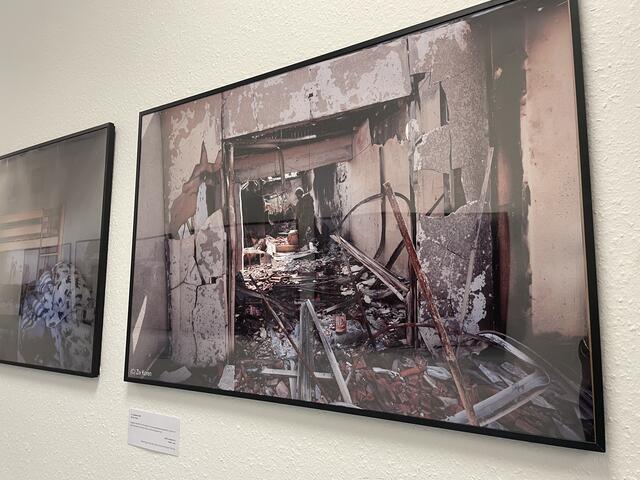 Die Bilder zeigen Szenen von Chaos und Zerstörung an Orten, in denen kurz zuvor noch Leben war. | Foto: Johannes Reiterits