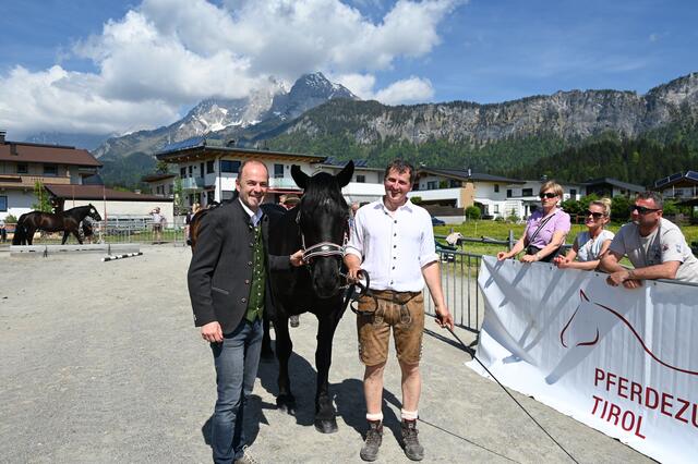 Landwirtschaftskammerpräsident Josef Hechenberger mit einer der Gewinnerstuten und Züchter Michael Schwemberger