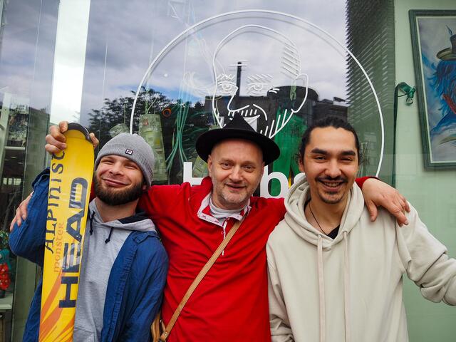 Ein Juwel für Vintage-Liebhaber, Antiquitätenkenner und Flohmarktgeher – der Vintage Shop „Hubsi“ im 5. Bezirk bietet eine große Auswahl an Second-Hand-Kleidung, Möbel, Kunst und vieles mehr. | Foto: Anna Rauchecker