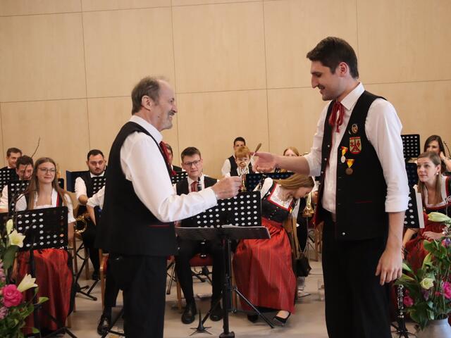 Franz Endler übergibt nun den Dirigentstab an Manuel Krauscher, der als echter Vollblutmusiker die Tradition des Musikvereins weiterführen wird. | Foto: Alejandra Ortiz