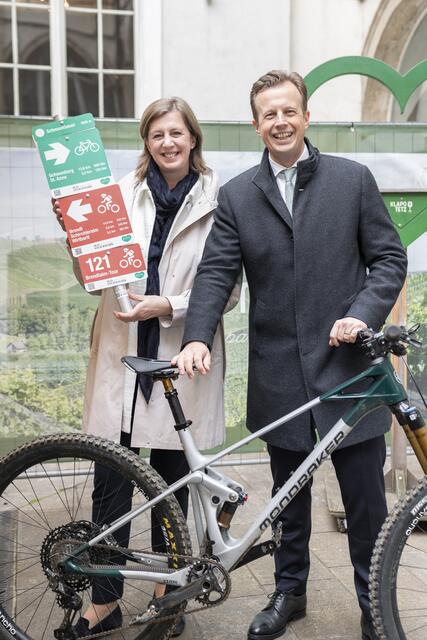 Freude über die neue Beschilderung bei Tourismuslandesrätin Barbara Eibinger-Miedl und Sportlandesrat Karlheinz Kornhäusl. | Foto: ©Land Steiermark/Binder