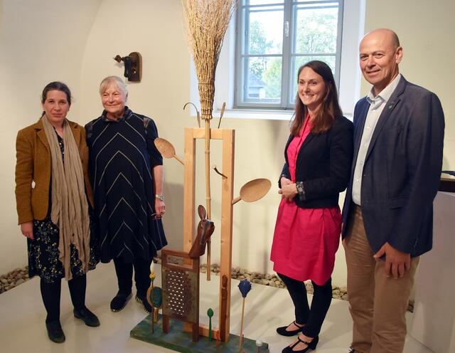 Eröffnungsrednerin Dominique Gromes, Künstlerin Brigitte Corell, Bundesrätin Viktoria Hutter und der Raabser Bürgermeister Franz Fischer bei der Skulptur “Re-Klima-Tion”. | Foto: Galerien Thayaland