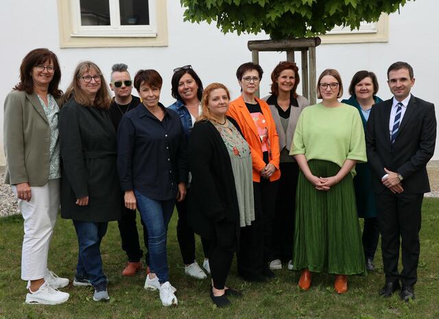 Das Organisationsteam der Gedenkfeier (v.l.n.r.): Bereichsleiterin Peinsipp Evelyne, MSc; DKKP Gitti Durrani; DGKKP Sonja Pöttschacher-Kopp; DKKP Iris Hanisch; DGKP Doris Rath; Hebamme Eva-Maria Medlitsch; Stationsleiterin DGKP Maria Tschepp; Hebamme Manuela Leitner; DGKP Brigitte Steinacher; DGKP Uschi Schmidt; Prim. Dr. Balint Balogh, MHBA. | Foto: Landesklinikum Wiener Neustadt