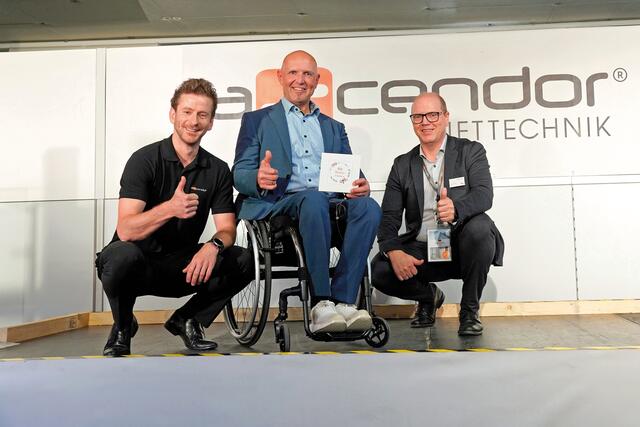 Paralympics-Sieger Walter Ablinger (Mitte) nutzte die erste Fahrt mit dem neuen UnaPorte 90, um für seinen Motivationsvortrag auf die Bühne zu kommen. Vertriebsleiter Julian Grad (l.) und Geschäftsführer Erwin Roither (r.) freuten sich über den positiven Verlauf der Konferenz.  | Foto: Ascendor Lifttechnik
