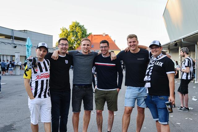 Ausgelassene Stimmung: Das Fandorf in der Raiffeisen Arena machte diesen Fans sichtlich Spaß. | Foto: Reischl