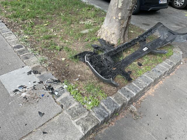 Auch parkende Pkws wurden beschädigt. | Foto: Johannes Reiterits/RMW