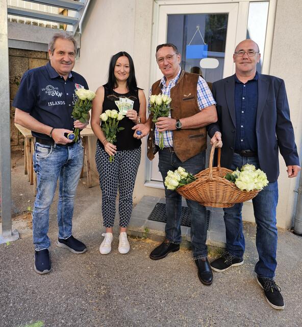 Blumen und Geld gab's fürs Frauenhaus | Foto: FPÖ Neunkirchen