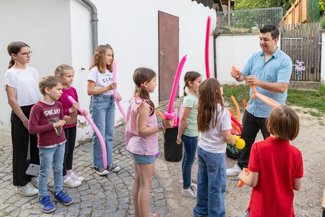 Florian Graf bezauberte die Kinder mit Luftballonfiguren.  | Foto: Alexander PAUL
