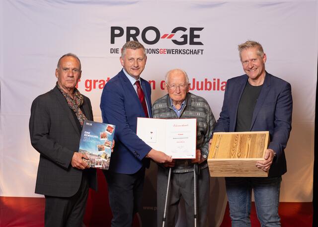 PRO-GE Landesvorsitzender Hans Karl Schaller, PRO-GE Bundesvorsitzender Reinhold Binder, für 75 Jahre Kollege Johann Wieser und PRO-GE Bezirksvorsitzender Andreas Brich. (v.li.)
 | Foto: Klaus Mitterhauser