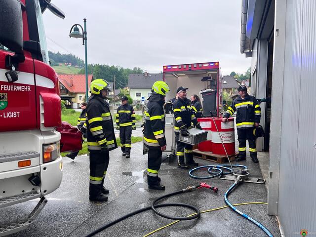Eine explosive Mischung hielt 27 Feuerwehrleute von drei Feuerwehren am Montag auf Trab. | Foto: FF Ligist