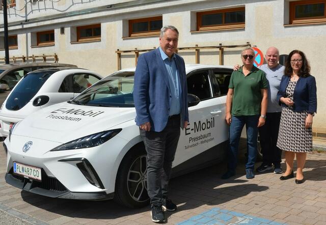 Bild v.r.n.l.: Vizebürgermeisterin Ingrid BURTSCHER, Obmann Dieter WEDERMANN mit Vereinskollegin Irene Corrodi, Bürgermeister Josef SCHMIDL-HABERLEITNER